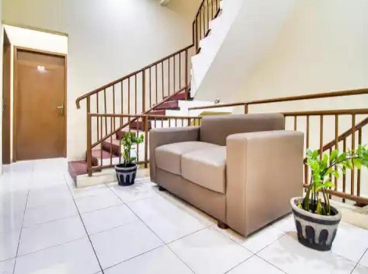 Hotel Reddoorz Near Bg Junction *