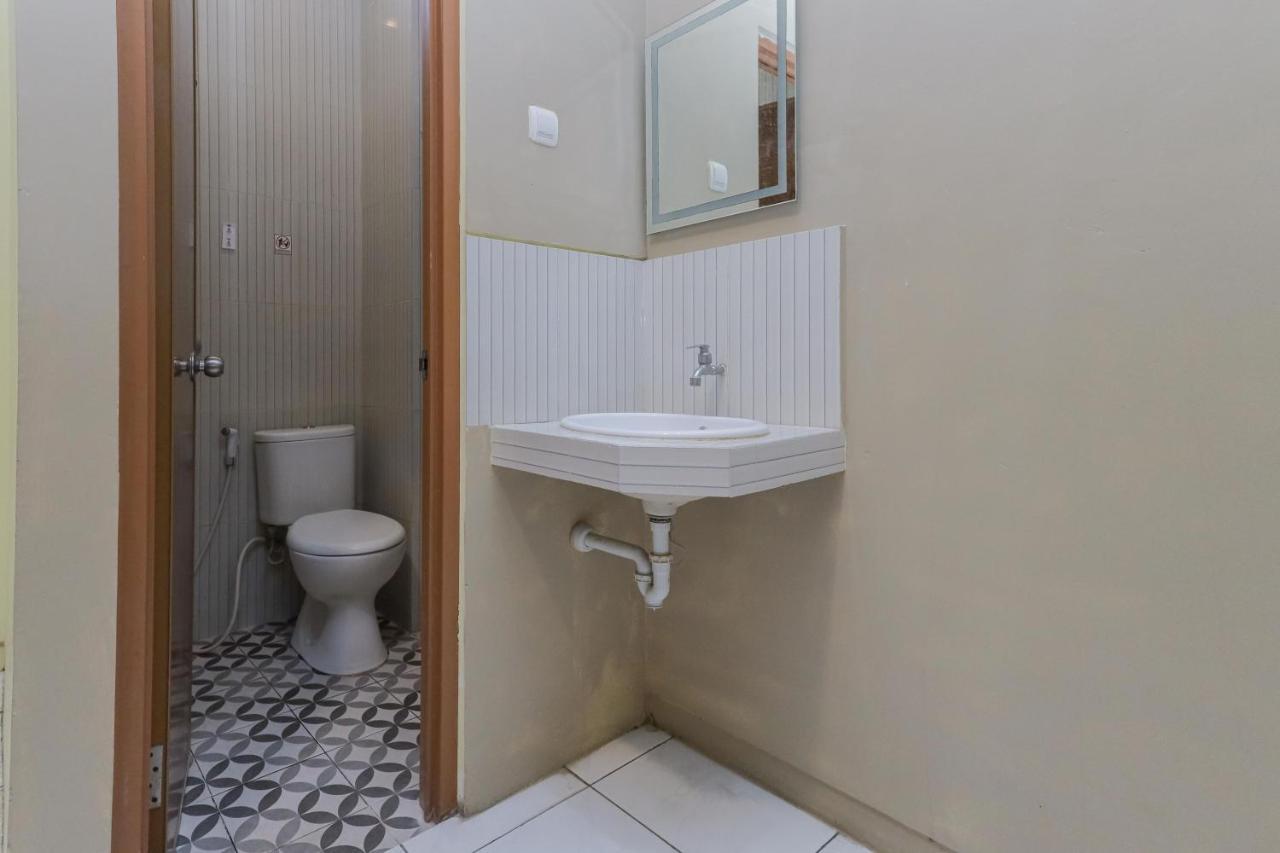 Hotel Reddoorz Near Bg Junction
